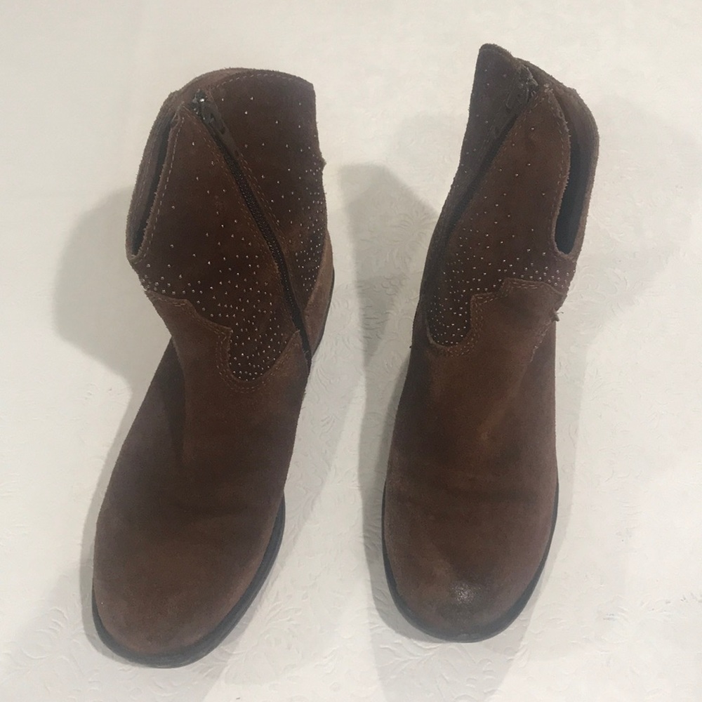 EUC B.O.C brown suede ankle booties, 6.5